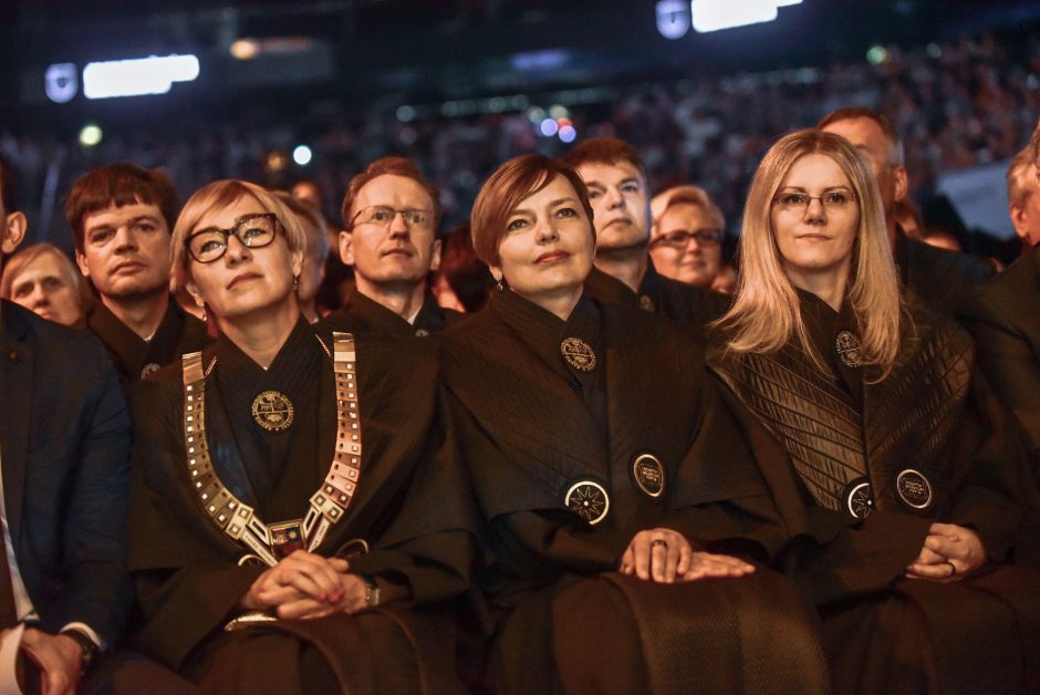 Tarp šiųmečių absolventų – ir įžymybės, ir piršlybos