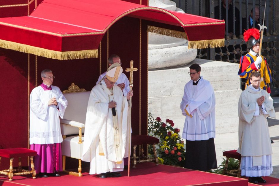 Popiežius pakelė į altoriaus garbę „Karmelio Gėlelės“ tėvus