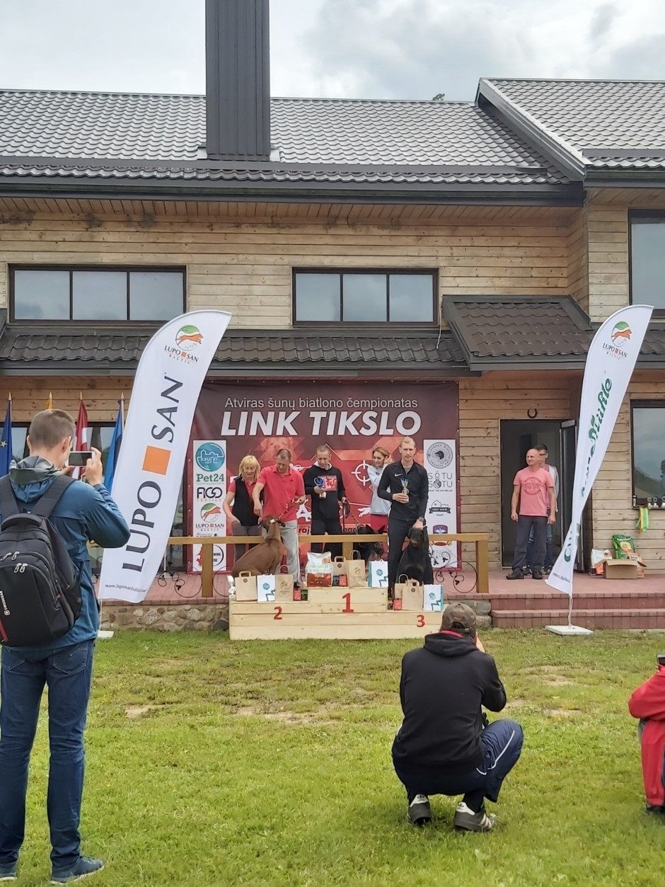 Kauno rajone vyko pirmasis šunų biatlonas: iššūkių netrūko ir keturkojų šeimininkams