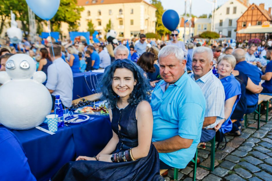 Teatro aikštė nusidažė mėlyna spalva