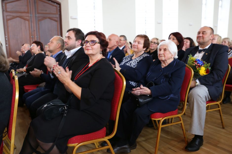 Raudondvaryje pagerbta beveik 100 pedagogų