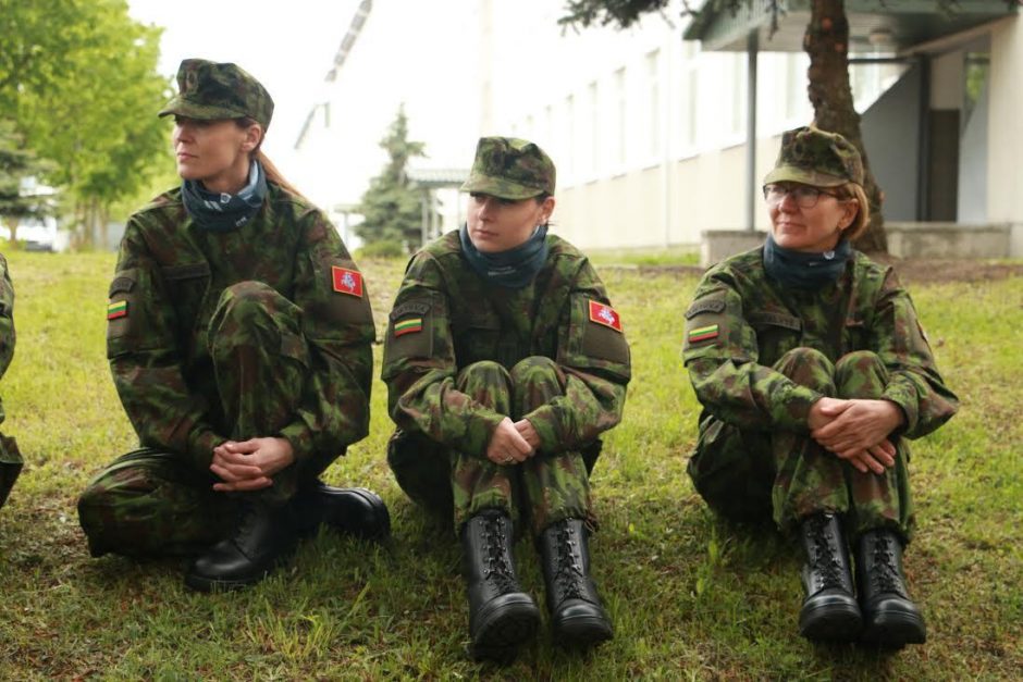 Karinę uniformą užsivilko ir E. Bučelytė, S. Nainė