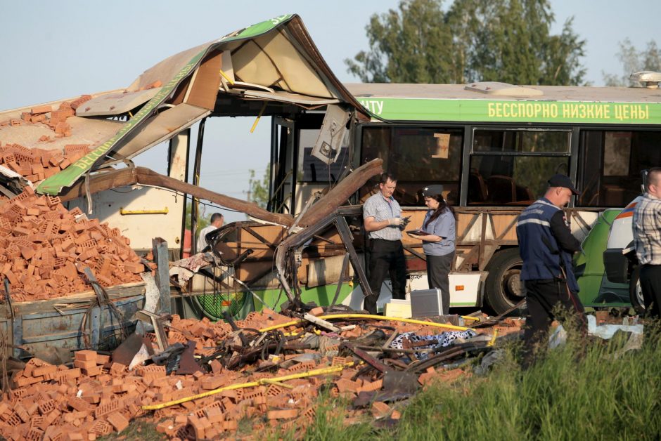 Rusijoje autobusui susidūrus su sunkvežimiu žuvo 16 žmonių