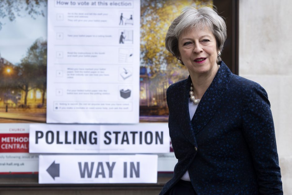Anglijoje vykstantys vietos valdžios rinkimai - išbandymas premjerei Th. May
