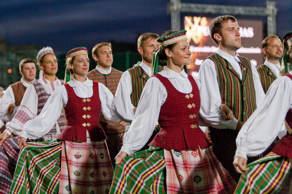 Liaudiškų šokių konkurse – tūkstančiai šokėjų