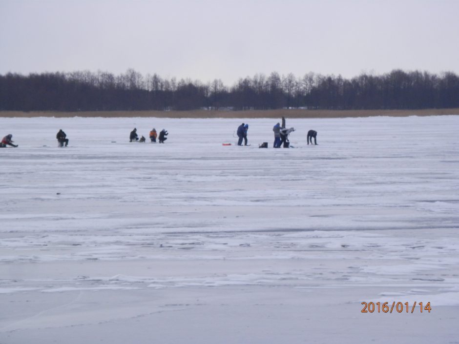 Kuršių marių ledą okupuoja žvejai