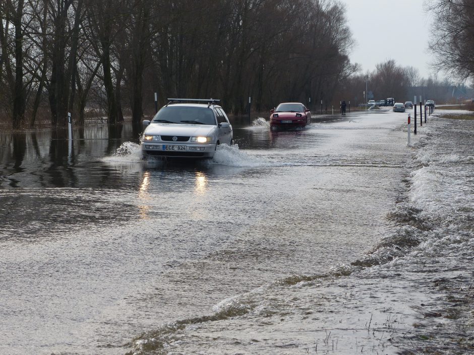 Šilutės rajone vėl kyla vanduo ant kelio į Rusnę