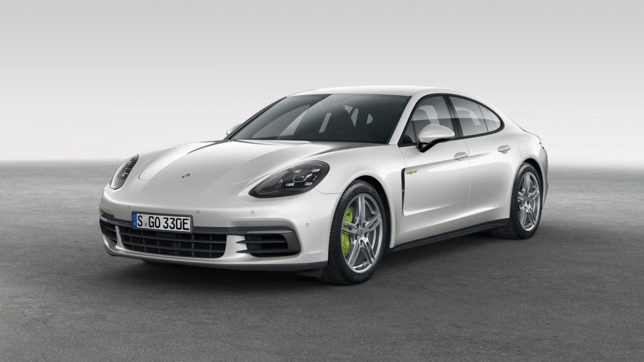 Naująjį „Porsche Panamera 4 E-Hybrid“ bus galima įkrauti