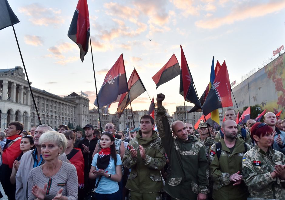 Ukrainoje šimtai radikalų protestavo prieš vyriausybę