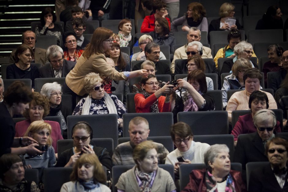 Teatro mylėtojams akis atstoja širdys