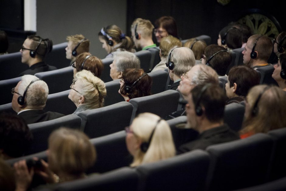 Teatro mylėtojams akis atstoja širdys