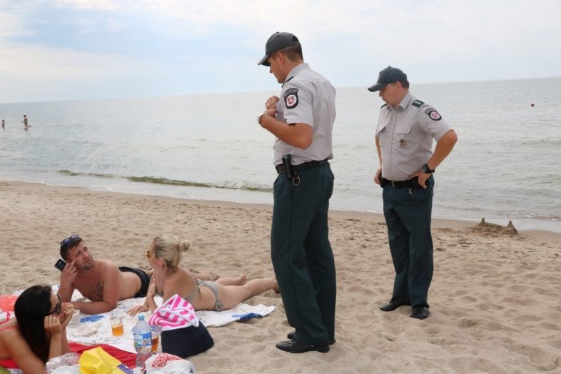 Policijos įspėjimai – alkoholį vartojantiems ir vaikų neprižiūrintiems poilsiautojams