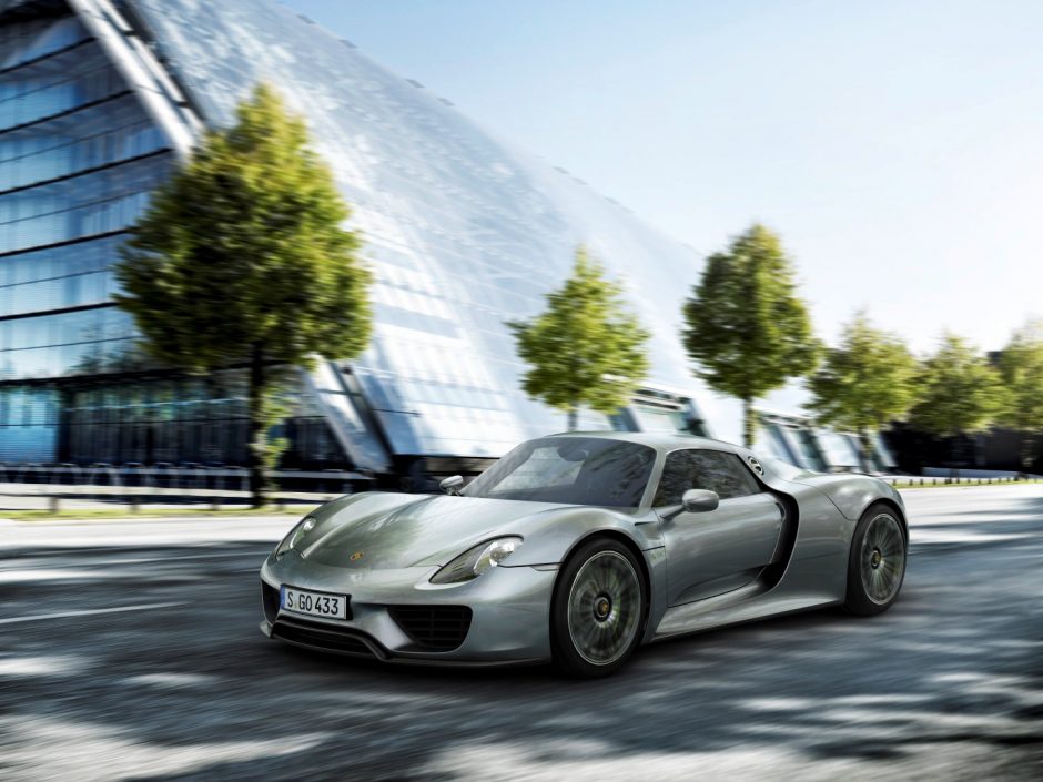 Naujasis sportinis super automobilis „Porsche 918 Spyder“ tapo hibridiniu