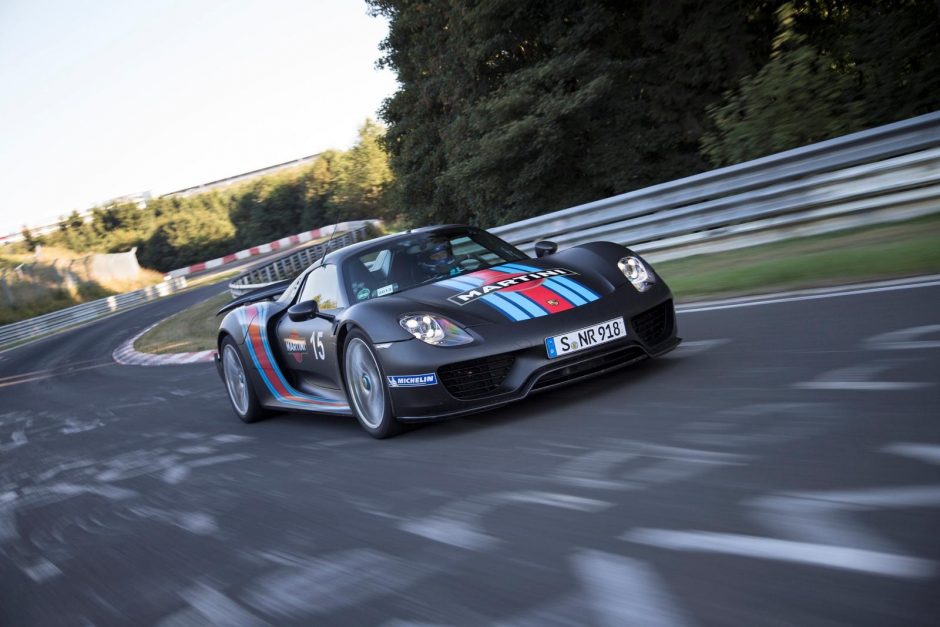 Naujasis sportinis super automobilis „Porsche 918 Spyder“ tapo hibridiniu