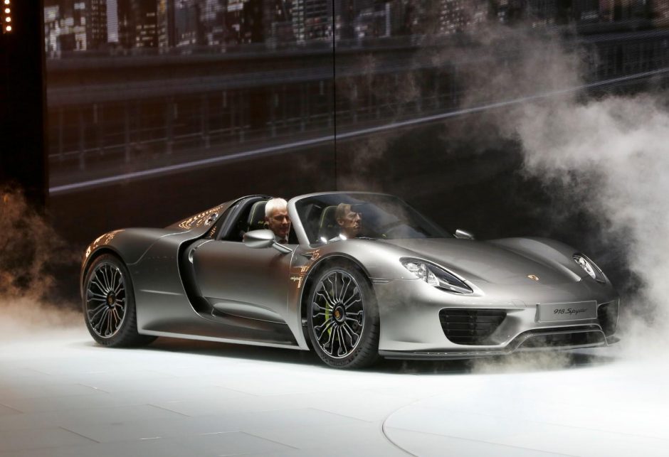 Naujasis sportinis super automobilis „Porsche 918 Spyder“ tapo hibridiniu