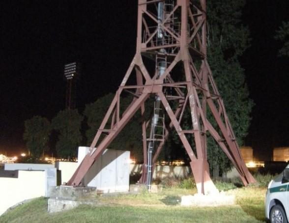 Išaiškinti stadiono apšvietimo stulpo laidų vagys