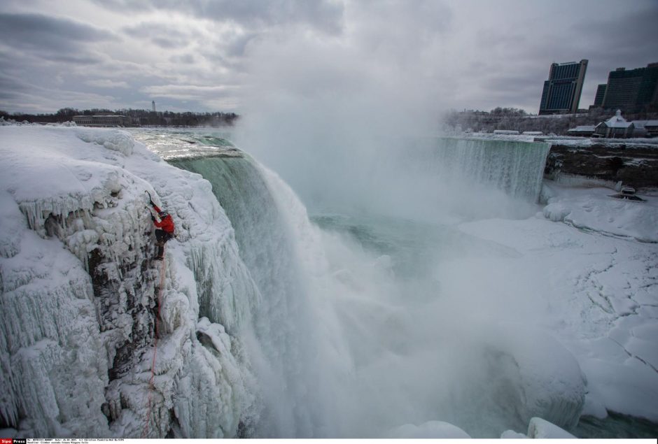 Kanados alpinistas pirmasis istorijoje įkopė į Niagaros krioklį 