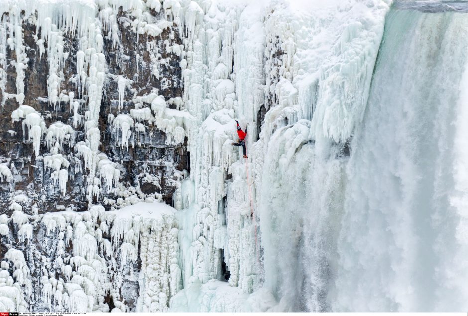 Kanados alpinistas pirmasis istorijoje įkopė į Niagaros krioklį 