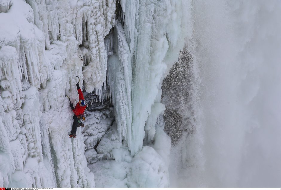 Kanados alpinistas pirmasis istorijoje įkopė į Niagaros krioklį 