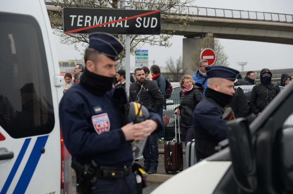 Paryžiaus oro uosto užpuolikas buvo girtas ir vartojęs narkotikų