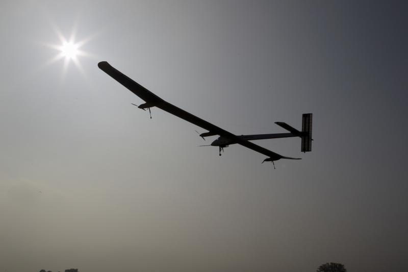 Saulės energija varomas lėktuvas pakilo į pirmąjį tarpžemyninį skrydį