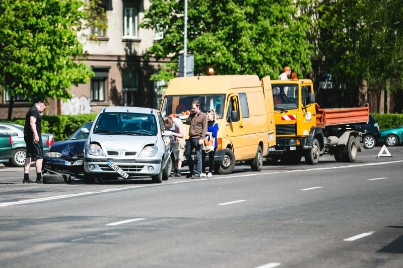 Karaliaus Mindaugo prospekte dėl duobės susidūrė trys automobiliai 