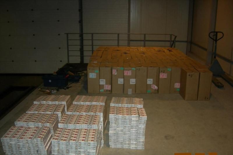 Už atitvarų muitininkai aptiko 162 dėžes kontrabandinių rūkalų