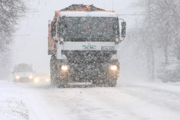 Kelių būklė: sninga ir pusto beveik visoje Lietuvoje, eismo sąlygos - sudėtingos