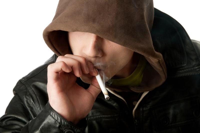 Draudimas nepilnamečiams rūkyti – prieš įstatymą?