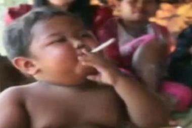 Indonezijoje dvejų metų vaiką bus siekiama atpratinti rūkymo