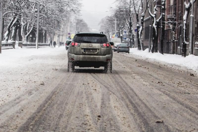 Kauno gatvės dėl sniego – vėl sunkiai pravažiuojamos