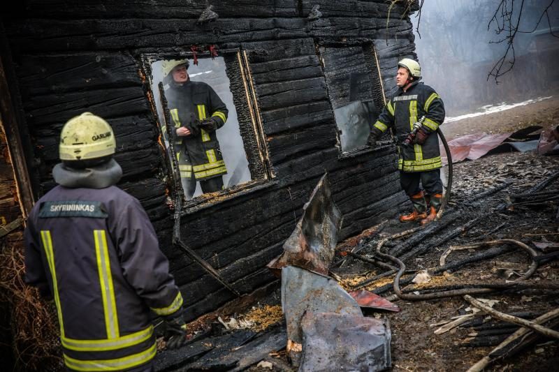 Gaisras Žiegždriuose: supleškėjo namas, senukas apdegė veidą