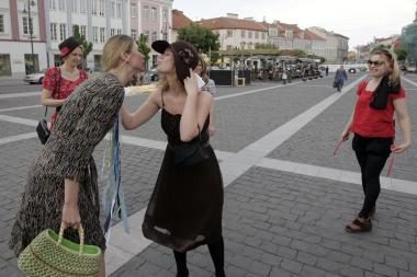 Vilniaus Rotušės aikštėje - komplimentų dalijimo akcija