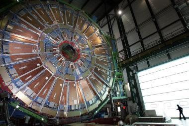 Didžiausias hadronų greitintuvas vėl paleistas
