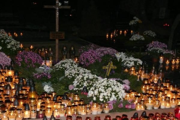 D.Kedžio kapas paskendo žvakučių jūroje