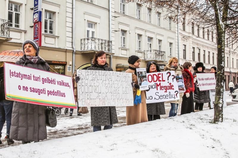 Piketuotojai Kaune piktinosi: „Mūsų vaikai –  ne pedofilų poreikiams!“