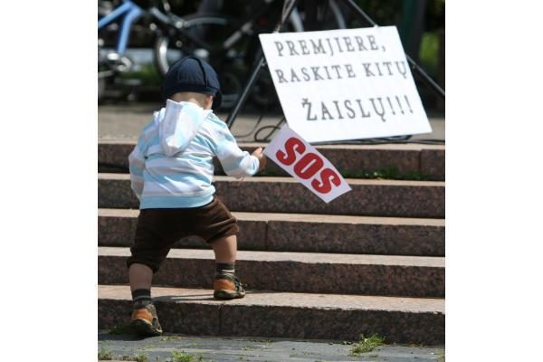 Tėvų ir mamų proteste - žiūronai A.Kubiliui ir A.Valinskui