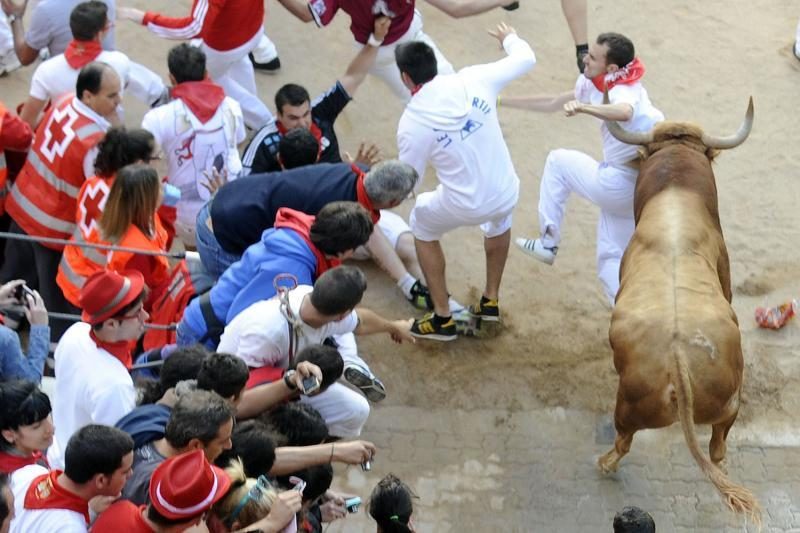 Pamplonoje tūkstančiai renkasi į tradicinį bulių bėgimo festivalį