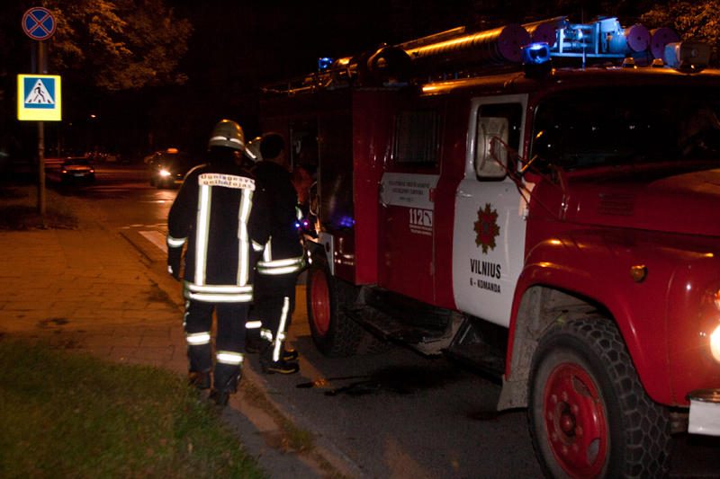 Gelbėtojai vadavo viešojo transporto stotelėje įstrigusią moterį