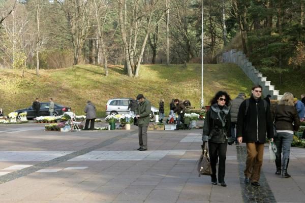 Mertinai A.Brazausko kapą aplankė Vėlinių išvakarėse