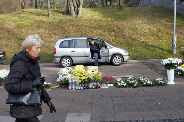 Mertinai A.Brazausko kapą aplankė Vėlinių išvakarėse