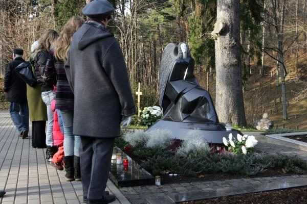 Mertinai A.Brazausko kapą aplankė Vėlinių išvakarėse