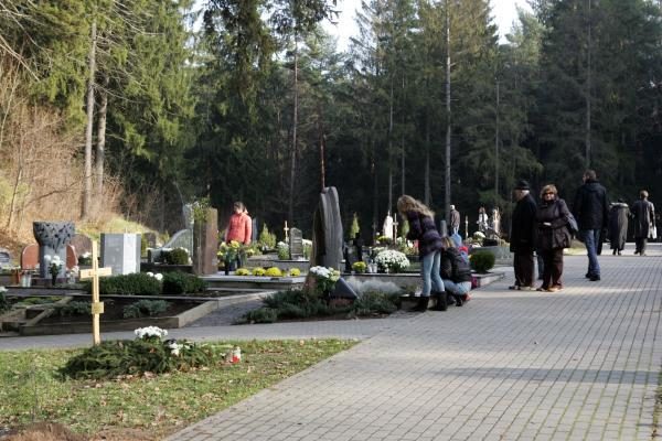 Mertinai A.Brazausko kapą aplankė Vėlinių išvakarėse