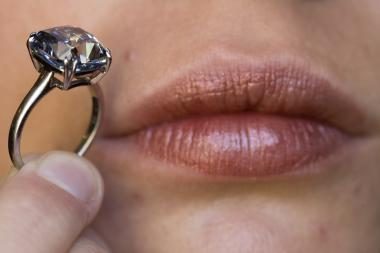 Žydrasis deimantas parduotas už rekordinę sumą