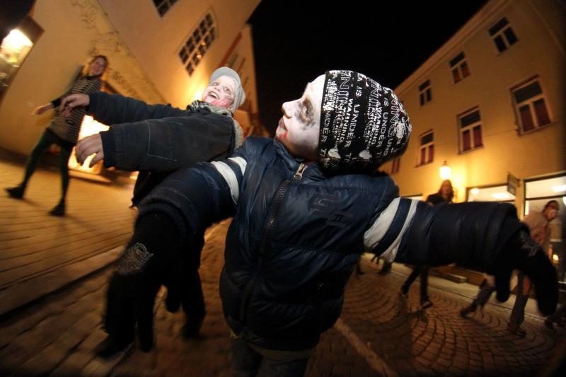 Zombių paradas trumpam pažadino snaudžiantį miestą