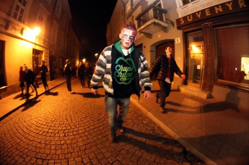 Zombių paradas trumpam pažadino snaudžiantį miestą