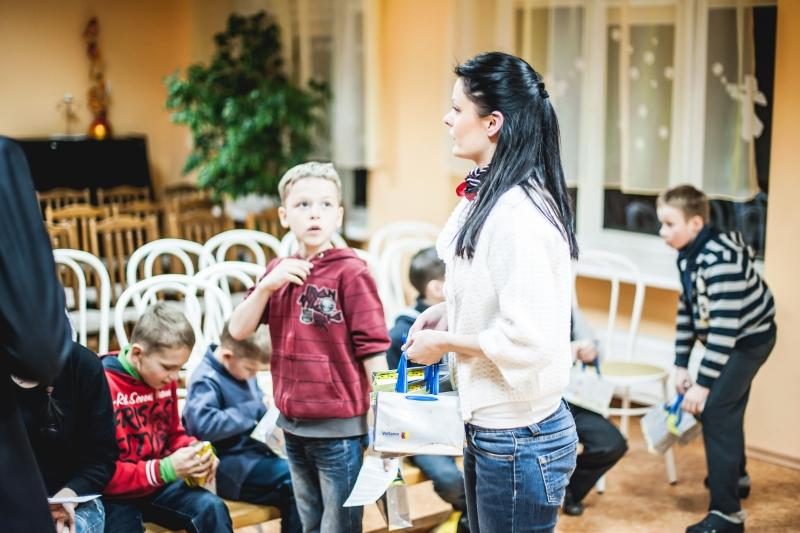 Studentai globos namų vaikams dovanojo širdies šilumą