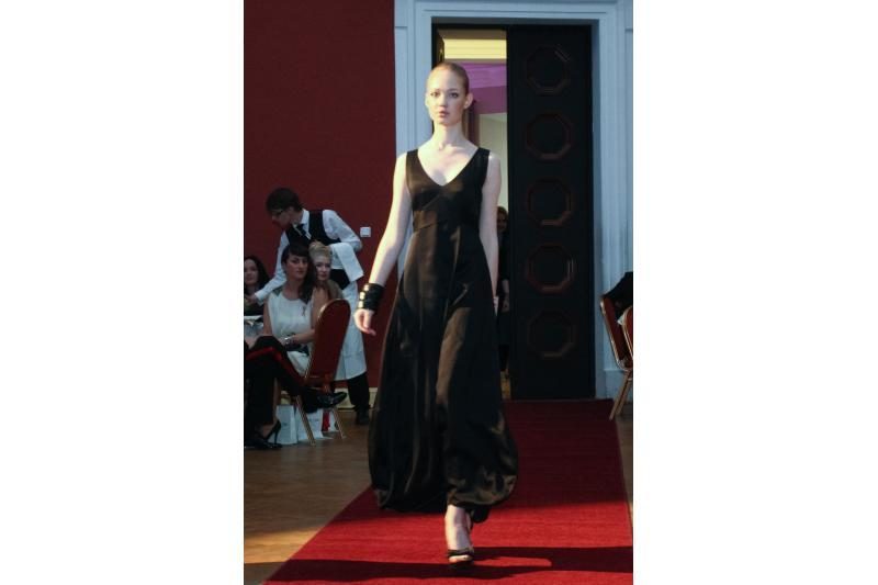 Labdaros aukcione pristatyta A. Jolie suknelė atiteko D. Bosas