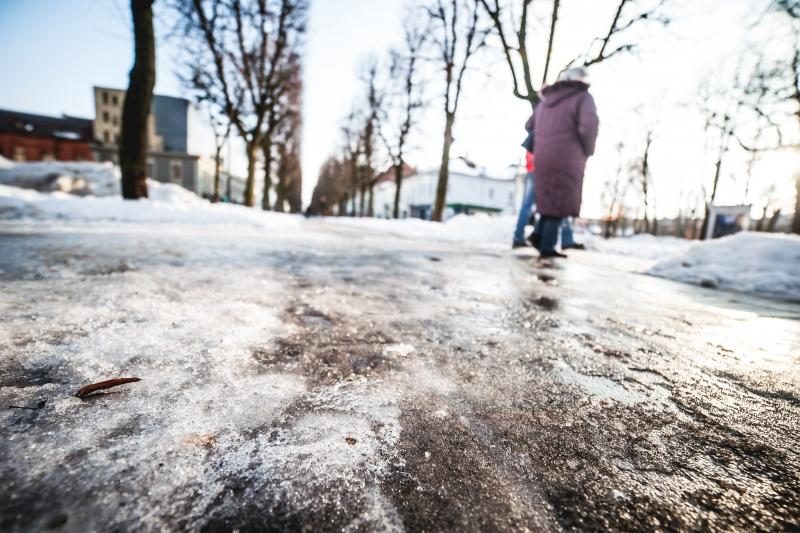 Kol traumatologai pluša, valdininkai tikina, kad šaligatviai barstomi