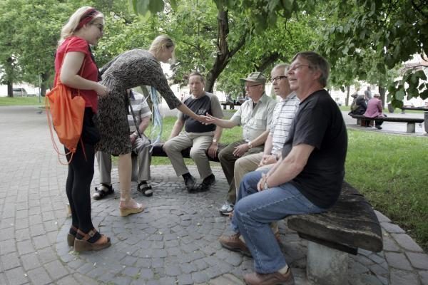 Vilniaus Rotušės aikštėje - komplimentų dalijimo akcija